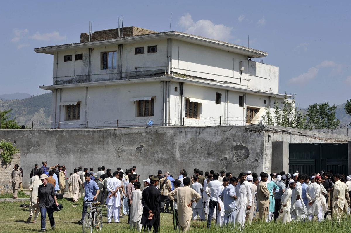 Vecinos de Abbottabad y periodistas observan el edificio que servía como guarida de Bin Laden el día después del asalto por parte de las fuerzas especiales de EEUU.