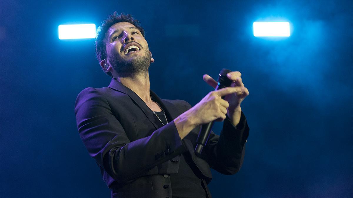 Sebastián Yatra el príncipe de los tacones rojos en su concierto de el Palau Sant jordi de Barcelona