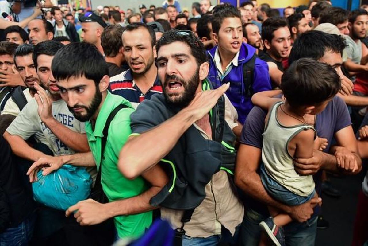 Diversos immigrants protesten a l’estació de Keleti, a Budapest, després que els agents policials la tanquessin aquest matí.
