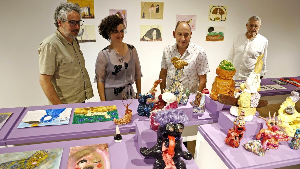 Misha Bies Golas, Alejandra Pombo Su, Eduardo Valiña y Luis Sirvent, ante piezas de la muestra de ella en la Fundación Eugenio Granell.