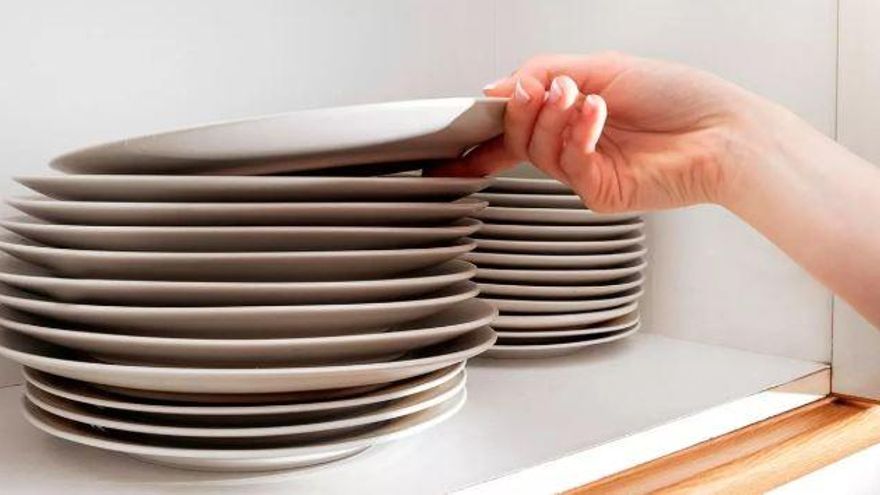 Adiós a guardar los platos encima del otro: la solución japonesa vertical para tener más espacio en el armario