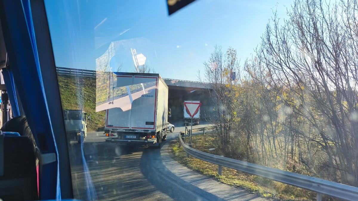 El camió avariat a la C-55, a Manresa