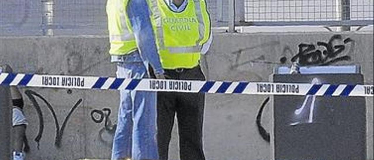 Dos guardias civiles, junto al cuerpo cubierto del fallecido en imagen de archivo.