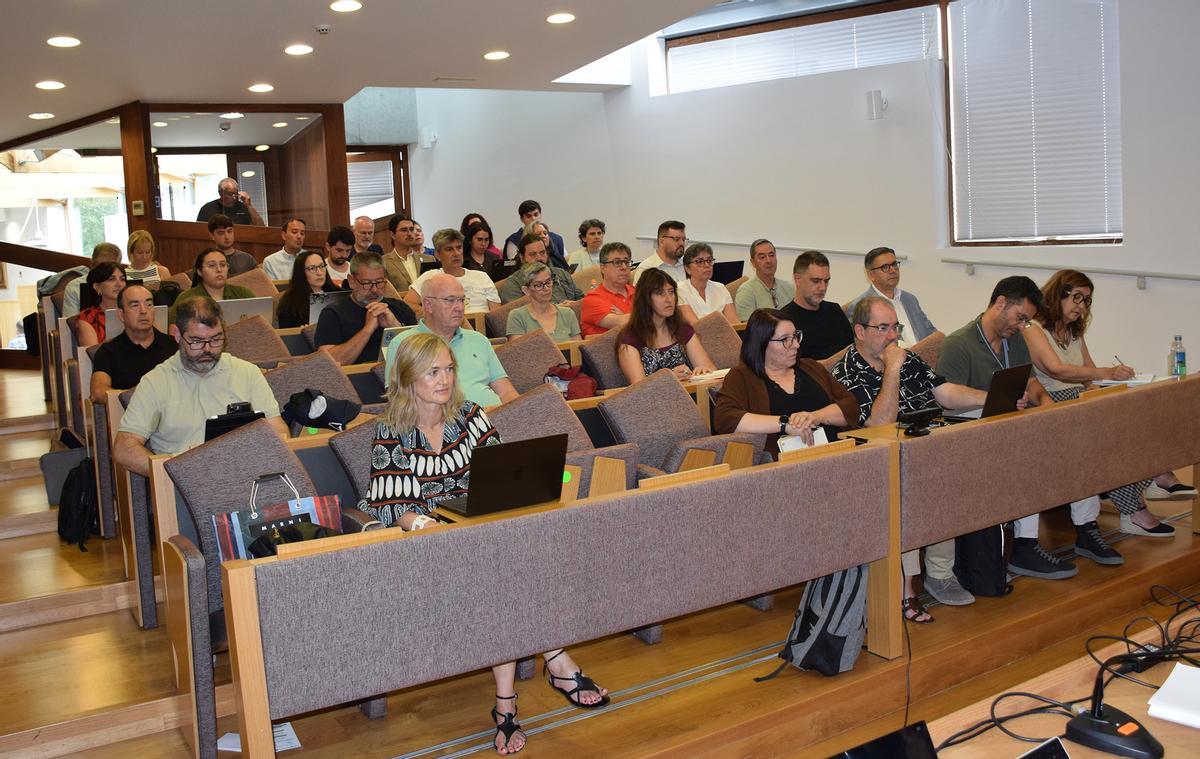 Los miembros del nuevo Consello de Goberno, durante la sesión celebrada ayer en el campus.