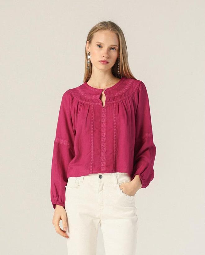 Blusa en tono fresa, de Noon