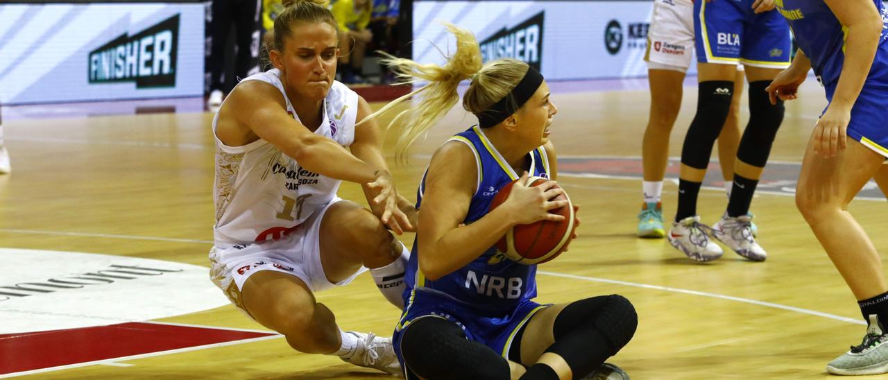 Leonie Fiebich pelea el balón con una rival durante el partido ante el Castors Braine.