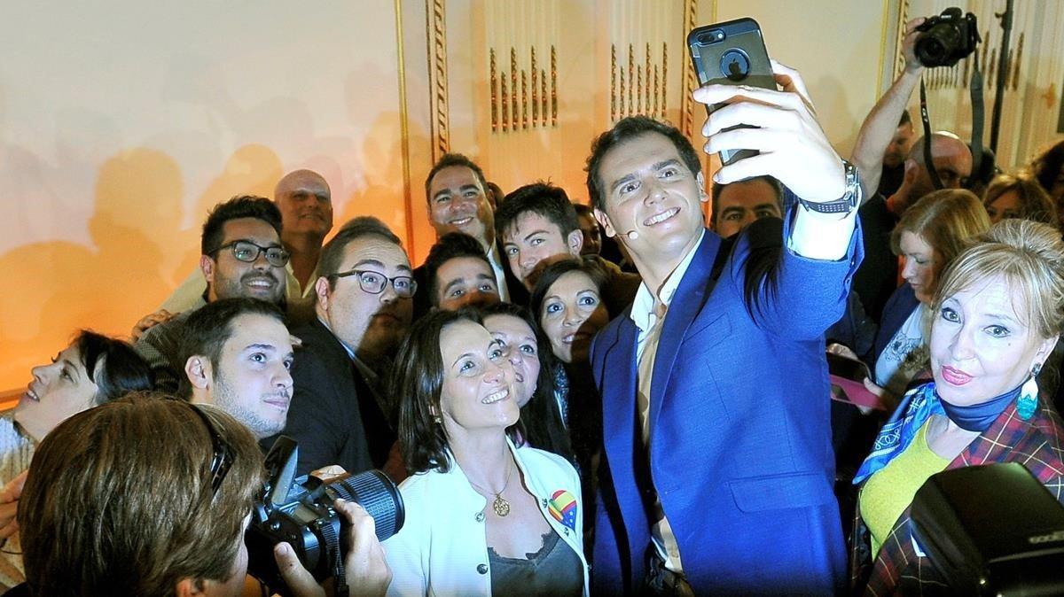 El líder de Ciudadanos, Albert Rivera, se hace un ’selfie’ con simpatizantes en Albacete