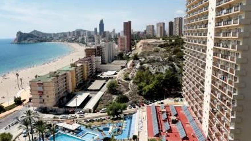 El Consell apoya la calidad hotelera de la Costa Blanca frente a las prácticas fraudulentas
