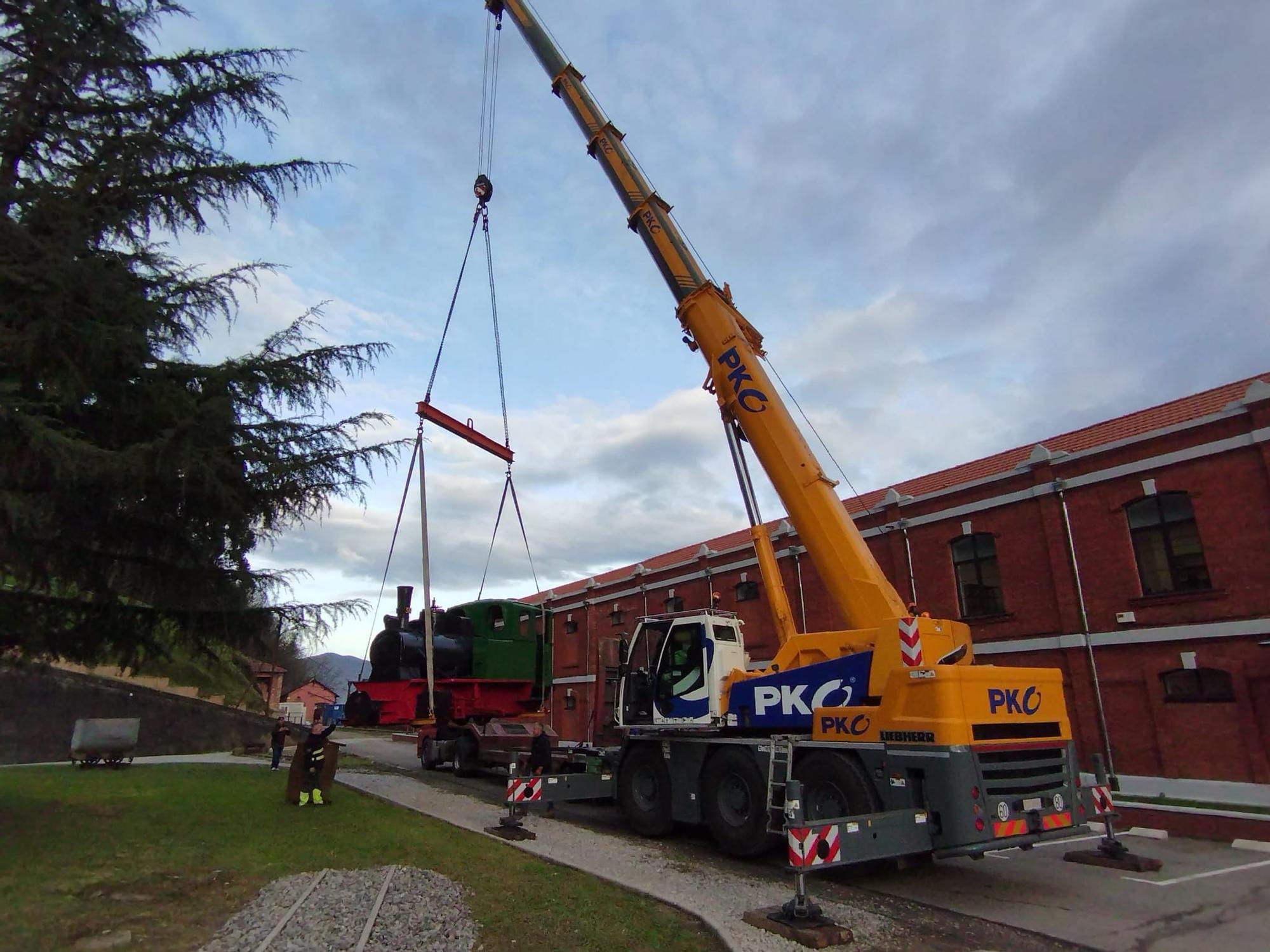 Así fue el delicado proceso para colocar la locomotora minera restaurada en el pozo Fondón