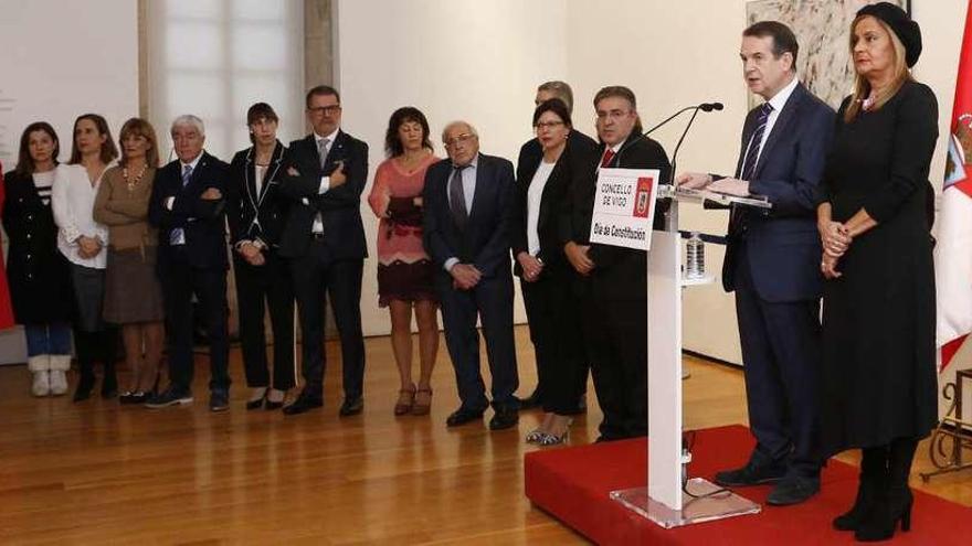 Caballero interviene en presencia de Silva, autora del Bando de la Constitución, y concejales del PSOE y del PP, en l MARCO . // R. Grobas