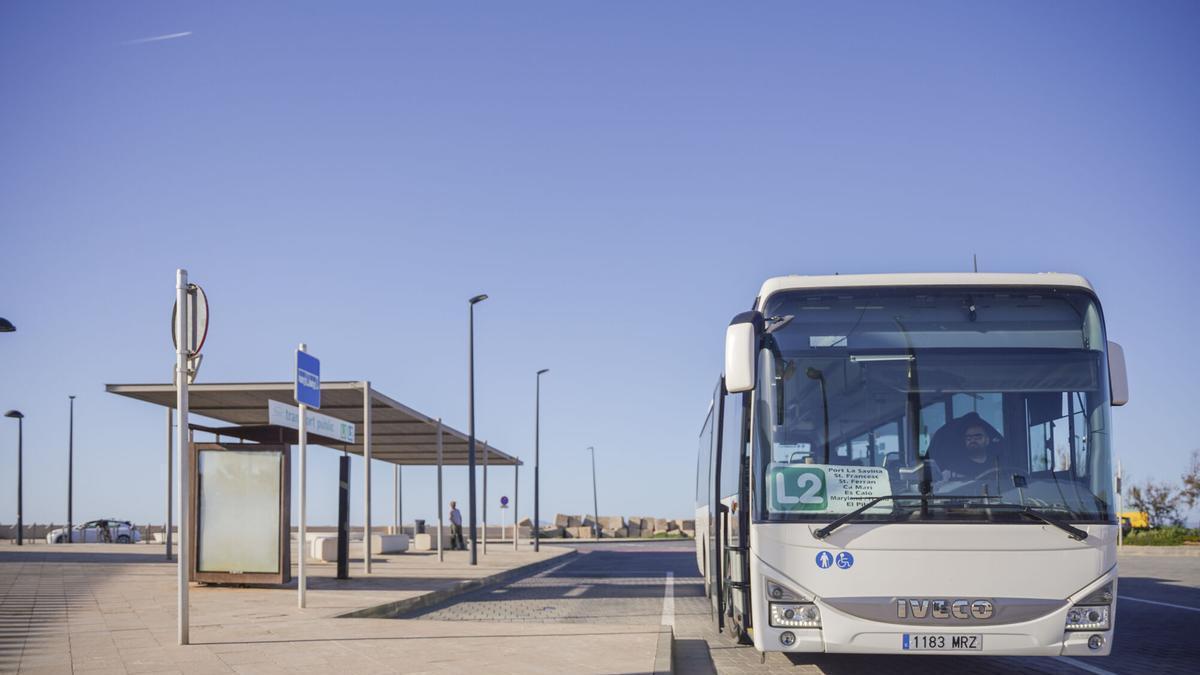 Un autobús del servicio regular en la parada de la Savina