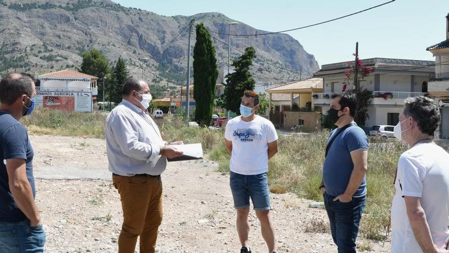 Visita a la parcela donde se ejecutará el nuevo parque del Raiguero de Bonanza