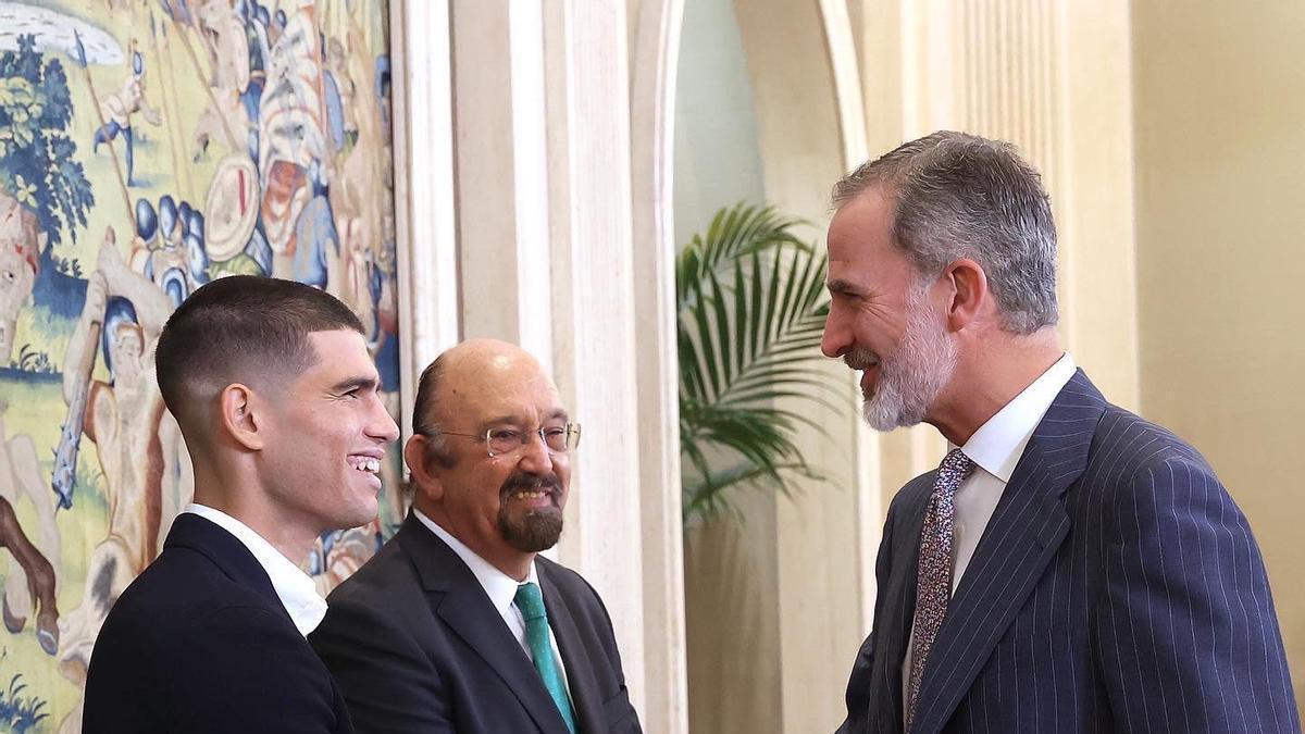 Carlos Alcaraz es saludado por el Rey Felipe VI en presencia de Miguel Díaz, presidente de la Federación Española