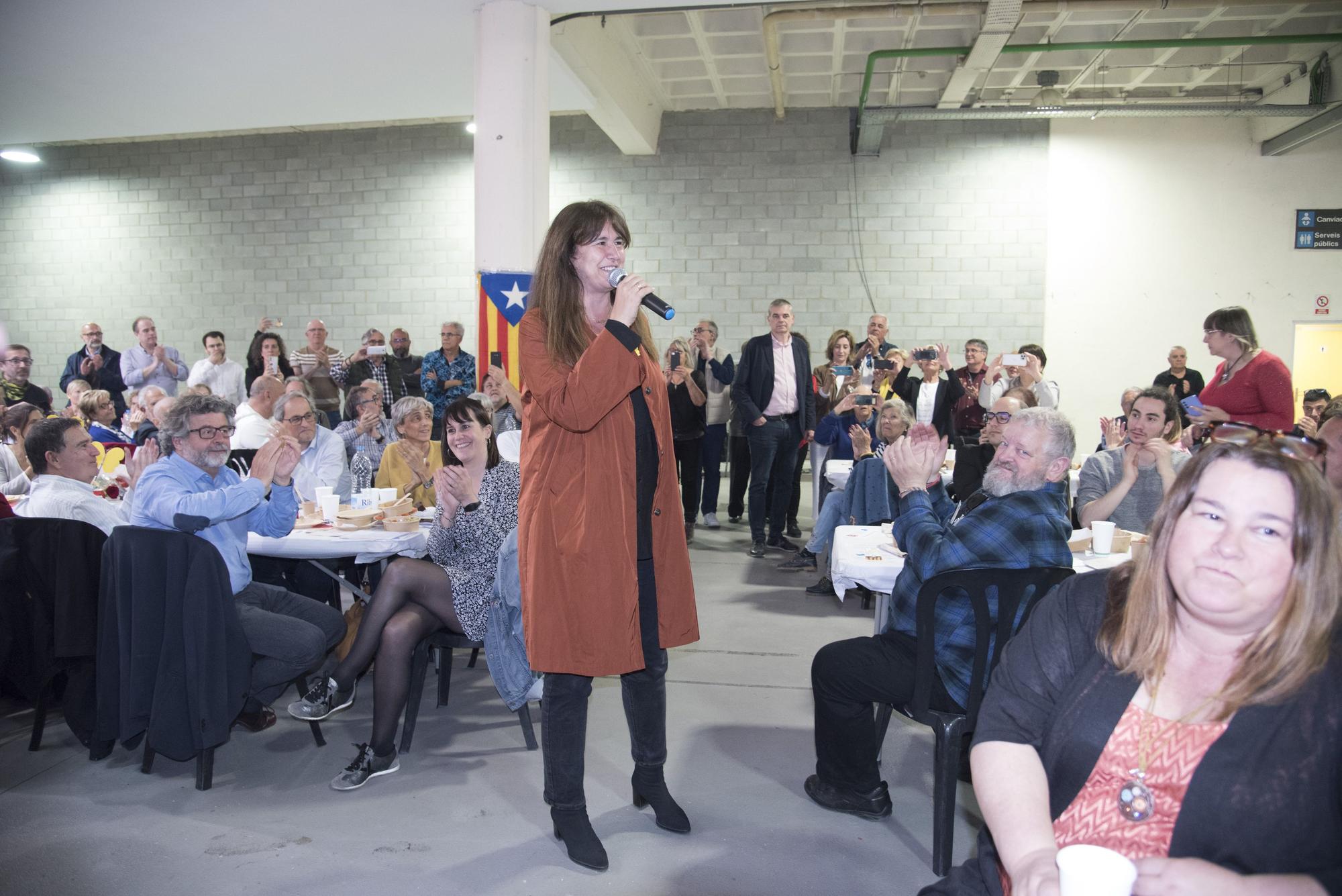 Laura Borràs es estimada en un acte amb els seus afins a Manresa