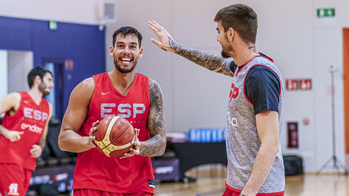 Willy (izquierda) y Juancho Hernangómez, en un entrenamiento de la selección este pasado verano en Fuengirola para preparar el Mundial