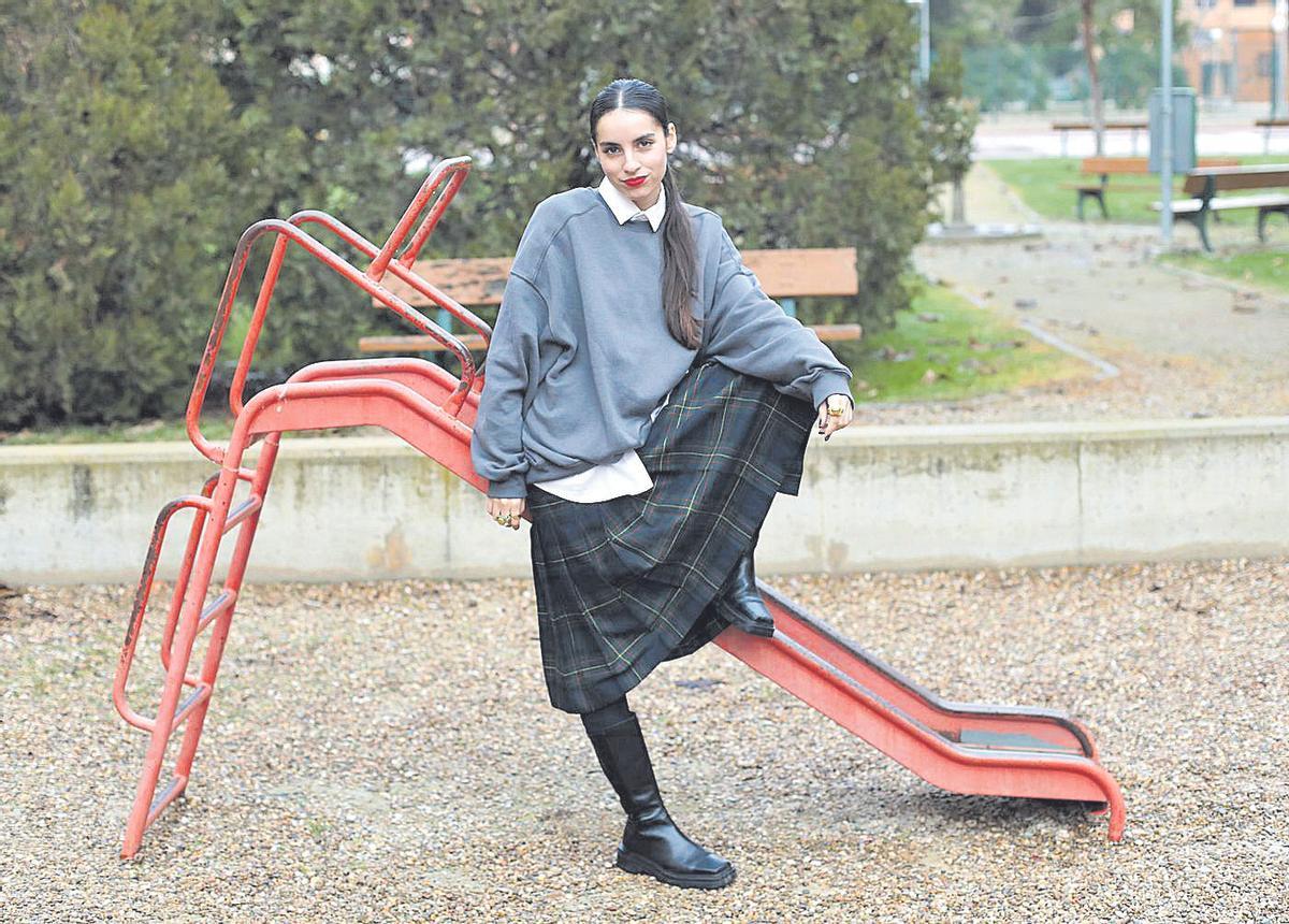 La bailarina zaragozana Julia Romero, en el parque infantil donde jugaba de niña.