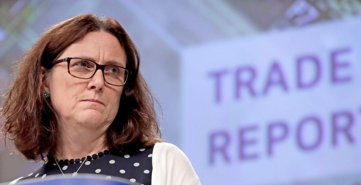 EPA739. BRUSELAS (BÉLGICA), 17/06/2019.- La comisaria europea de Comercio, Cecilia Malmström, ofrece una rueda de prensa para presentar el informe anual sobre los obstáculos al comercio y las inversiones, este lunes, en Bélgica, Bruselas. El informe confirma el continuo aumento de las barreras que las empresas europeas encuentran en mercados extranjeros. Según el informe, se eliminaron alrededor de 123 de esas barreras desde el inicio del mandato de la actual Comisión, lo que permitió ingresar más de seis mil millones de euros adicionales en exportaciones en 2018. El informe también muestra 45 nuevas barreras comerciales establecidas en países fuera de la UE en 2018. EFE/ Olivier Hoslet EPA739. BRUSELAS (BÉLGICA), 17/06/2019.- La comisaria europea de Comercio, Cecilia Malmström, ofrece una rueda de prensa para presentar el informe anual sobre los obstáculos al comercio y las inversiones, este lunes, en Bélgica, Bruselas. El informe confirma el continuo aumento de las barreras que las empresas europeas encuentran en mercados extranjeros. Según el informe, se eliminaron alrededor de 123 de esas barreras desde el inicio del mandato de la actual Comisión, lo que permitió ingresar más de seis mil millones de euros adicionales en exportaciones en 2018. El informe también muestra 45 nuevas barreras comerciales establecidas en países fuera de la UE en 2018. EFE/ Olivier Hoslet