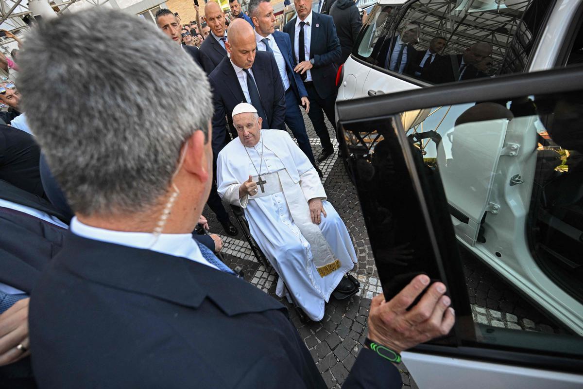 El Papa sale del hospital tras ser operado de una hernia abdominal