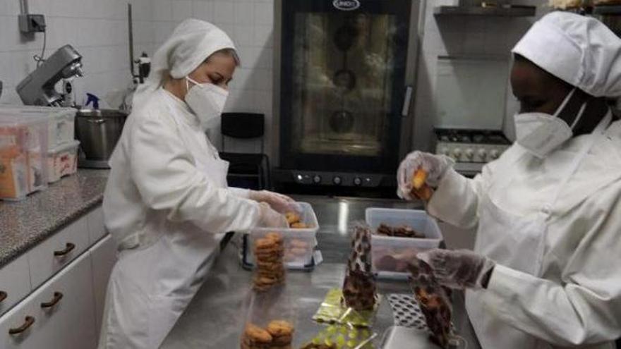 Las hermanas agustinas preparan surtidos de pastas que venden en pequeños paquetes. | EL `PERIÓDICO