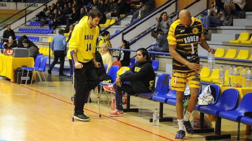 Gerard Sevillano se mueve con muletas tras la lesión sufrida en Ávila. // Iñaki Abella