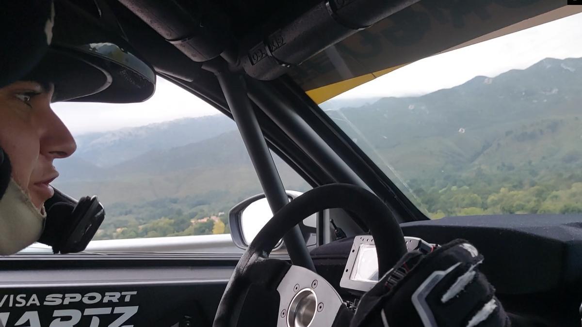 Óscar Palomo probando el coche para el Rally de Llanes