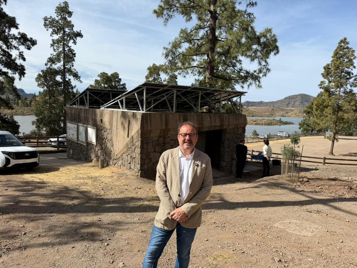 El consejero de Energía, Raúl García Brink, junto a la instalación fotoltaica en la Presa de Las Niñas.
