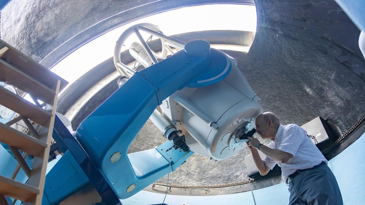 El catedrático emérito de Astronomía José Ángel Docobo, en el Observatorio Astronómico Ramón María Aller