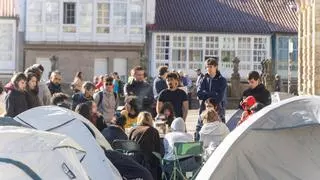La protesta por la vivienda cambia de escenario en Santiago: la acampada llega a la Praza do Obradoiro