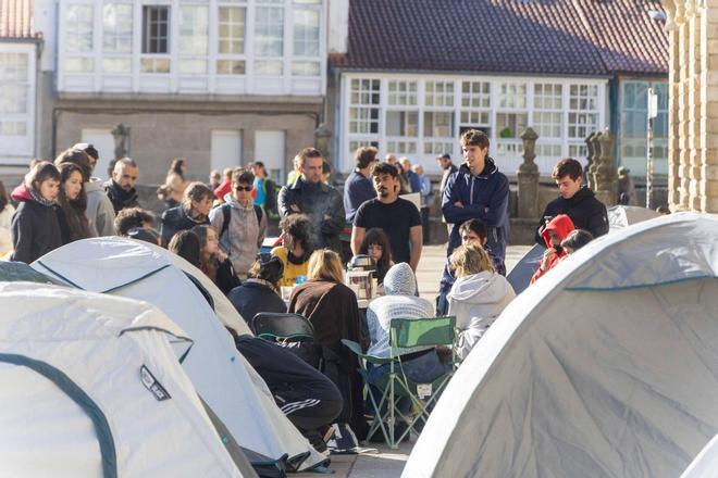 La acampada por la vivienda llega a la Praza do Obradoiro