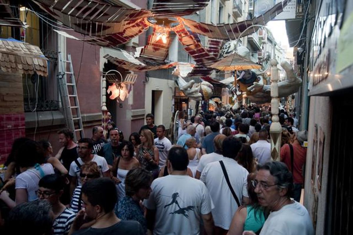 Un riu de vianants recorren el carrer de Mozart.