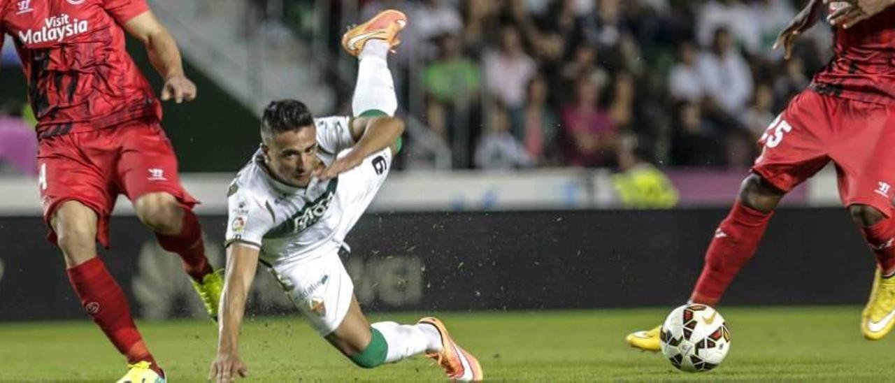 El Elche se precipita en la crisis