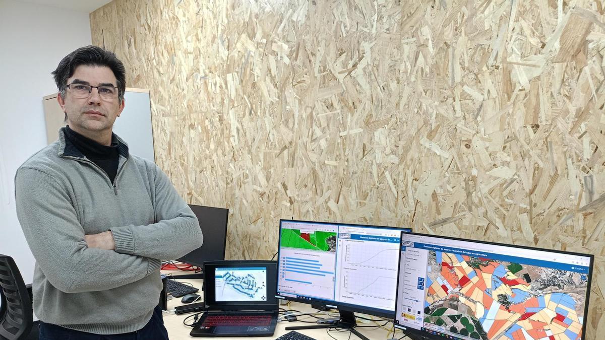 Daniel Pons, técnico de desarrollo de Quercus, junto a la aplicación para mejorar el regadío de Aragón.