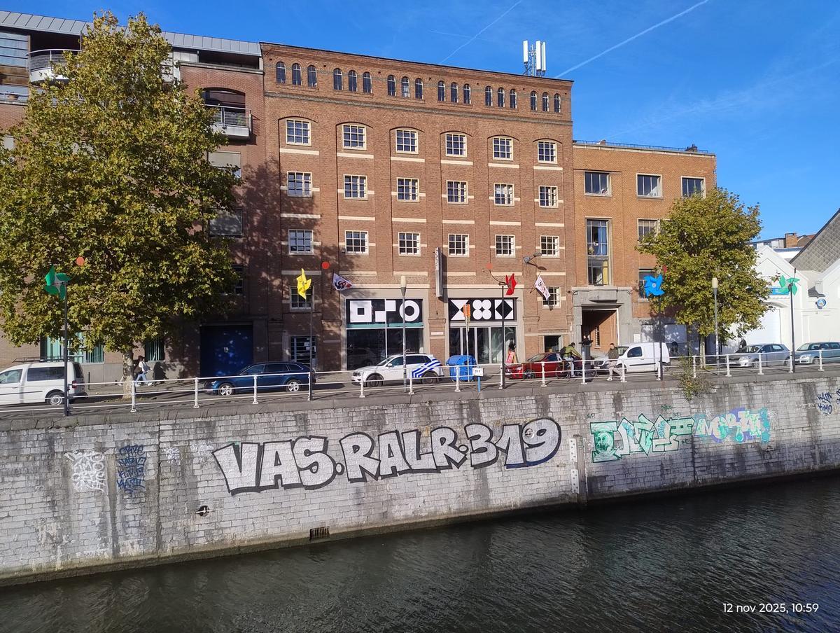 Exterior del iMAL cerca del canal de Bruselas en el barrio de Molenbeek