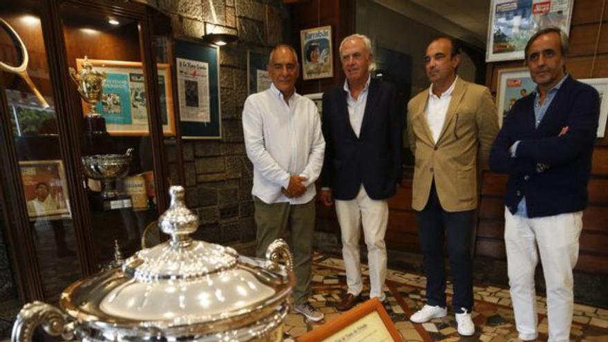El mito de Manolo Santana revive en el Club de Tenis de Oviedo con una exposición