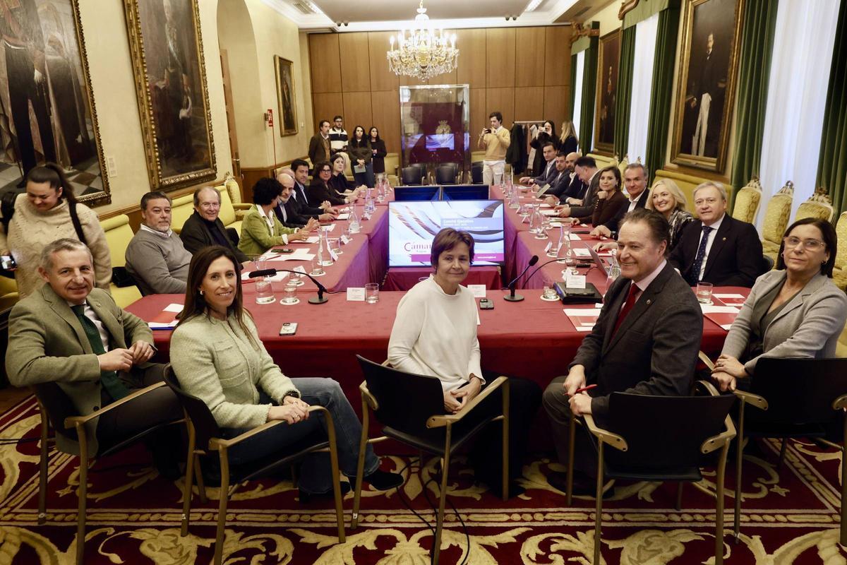 Inicio de la reunión entre los miembros del comité ejecutivo de la Cámara de Comercio y los representantes municipales con Baragaño segundo por la derecha en primer térmico y la Alcaldesa en el centro.