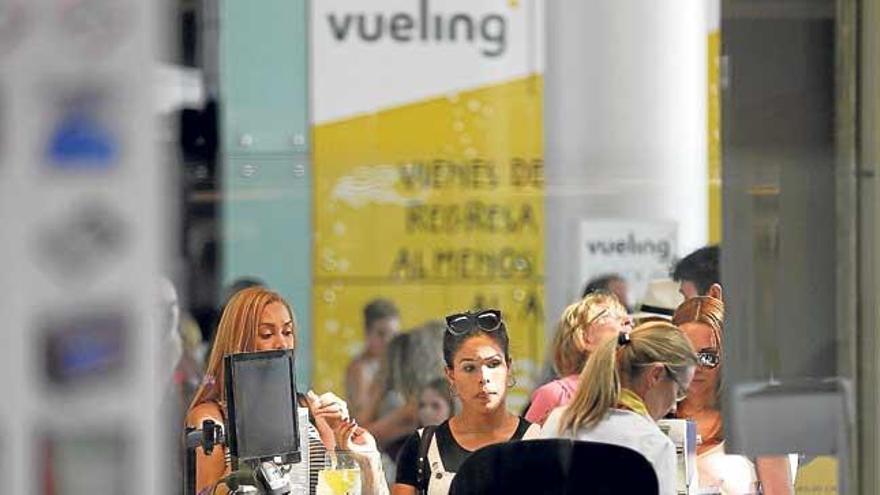 Pasajeros de Vueling atrapados en El Prat