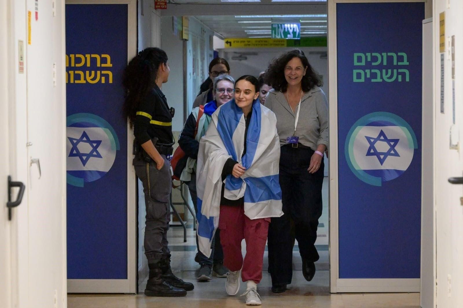 HANDOUT - 19 January 2025, Israel, Ramat Gan: Freed Israeli hostage Emily Damari (C) celebrates with her family at Sheba Medical Center, after her release from Hamas captivity in the Gaza Strip. The first three hostages released by Hamas under the terms of the Gaza ceasefire deal have reached Israeli territory, the Israeli military said on Sunday, hours after the agreement took effect. Photo: Ma'ayan Toaf/GPO/dpa - ACHTUNG: Nur zur redaktionellen Verwendung und nur mit vollständiger Nennung des vorstehenden Credits 19/01/2025 ONLY FOR USE IN SPAIN. Ma'ayan Toaf/GPO/dpa;Unrest, Conflicts and War;war;conflict;politics;family;society;Israeli-Palestinian conflict - Hostages release in Ramat Gan;