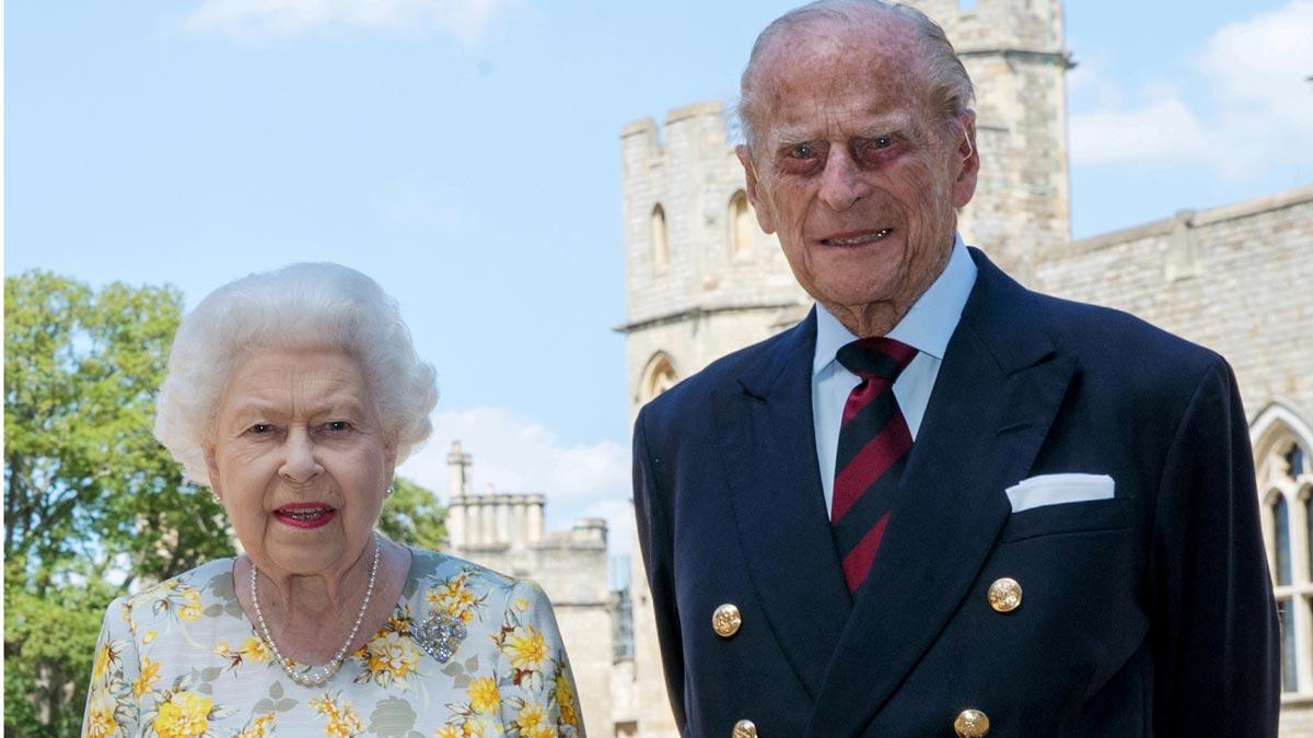 El duque de Edimburgo, fotografiado con Isabel II por su 99 cumpleaños