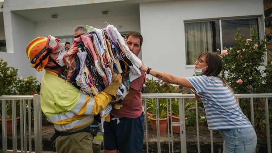 Desalojo de viviendas en La Palma debido a la erupción del volcán