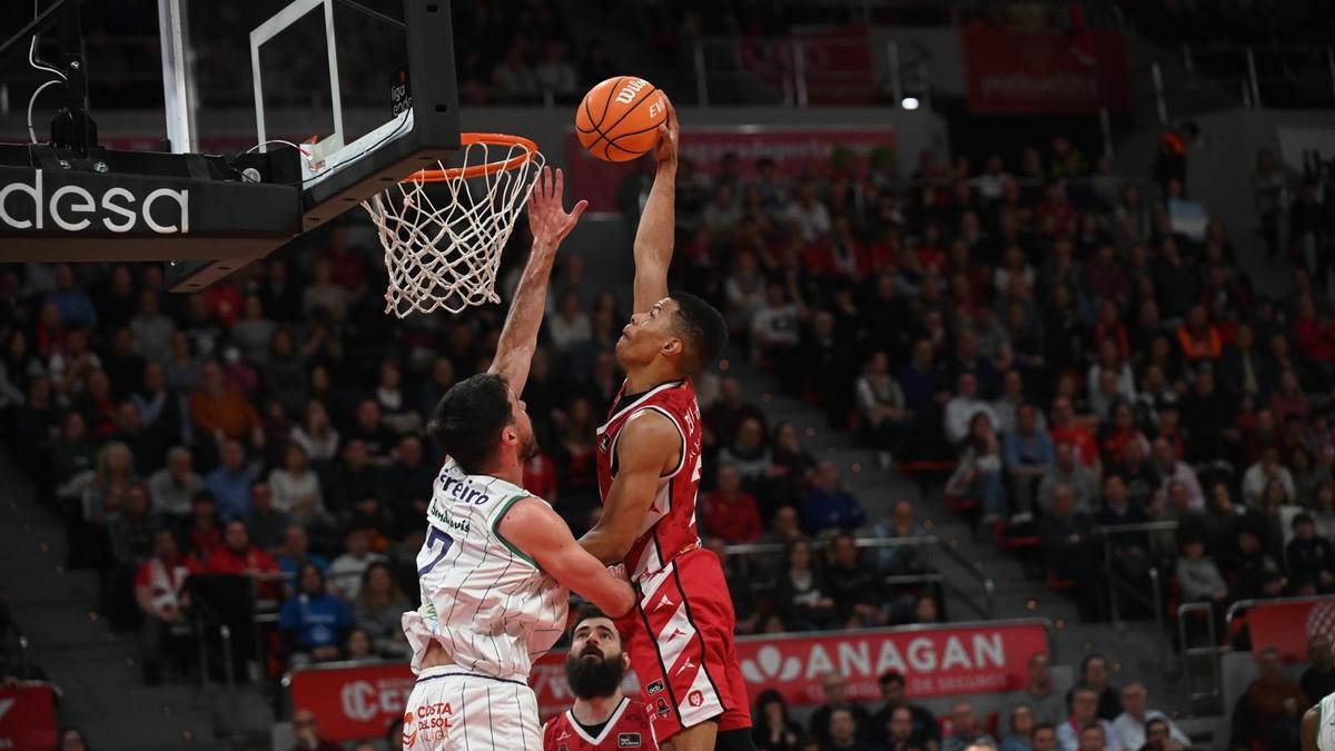 Bell-Haynes se dispone a anotar durante el partido de este sábado.