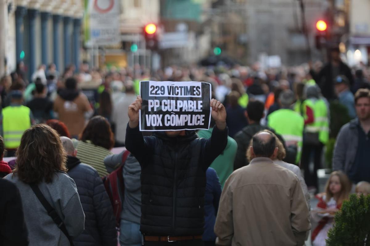 Miles de personas recorren València en la primera manifestación contra Mazón tras su citación como testigo