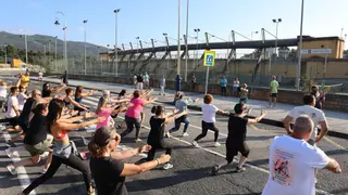 Ejercicio a pie de calle para protestar contra el cierre de instalaciones deportivas en Vigo