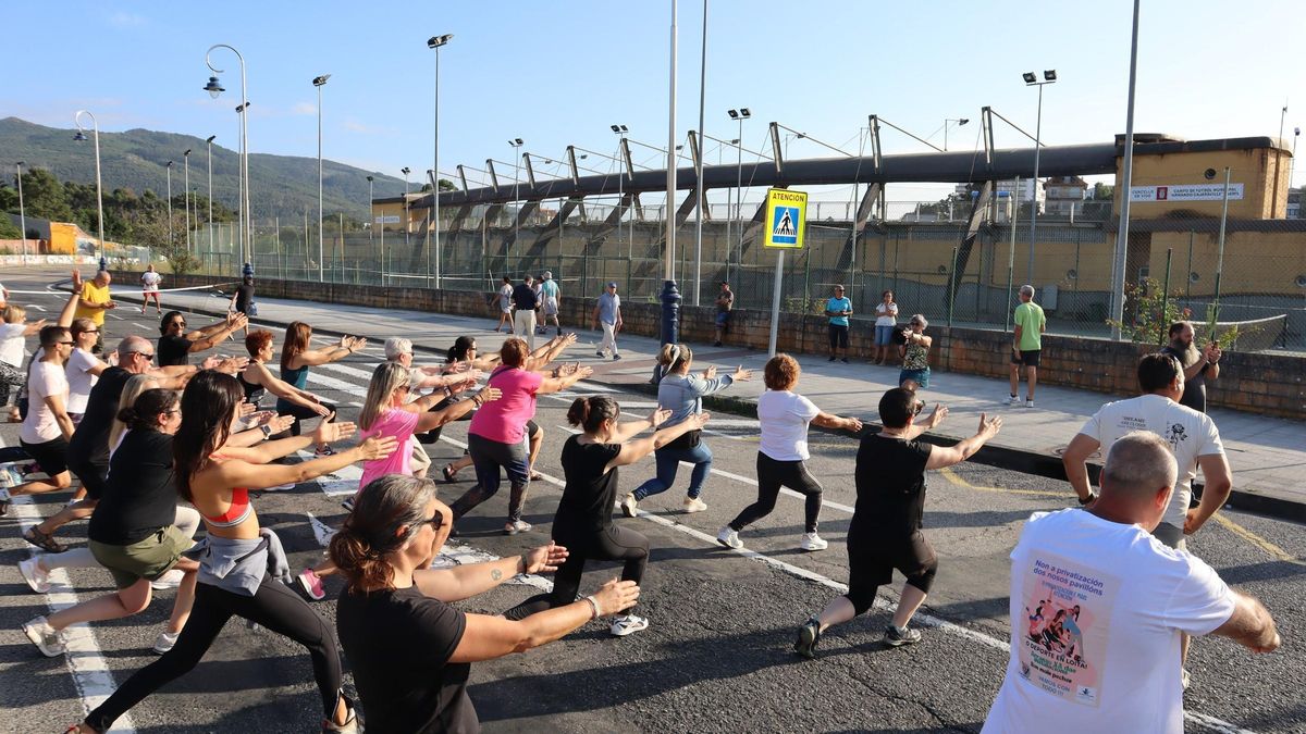 Ejercicio a pie de calle para protestar contra el cierre de instalaciones deportivas en Vigo