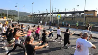 Ejercicio a pie de calle para protestar contra el cierre de instalaciones deportivas en Vigo