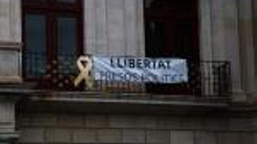 Tensió a Reus per  la retirada d&#039;una pancarta a favor dels presos per part de Cs