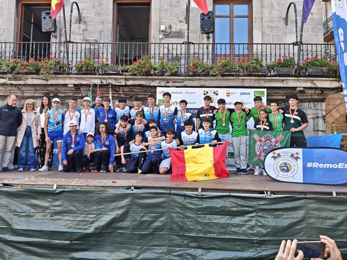 La fiesta del remo de O Morrazo en el Campeonato de España de bateles en Castro Urdiales La fiesta del remo de O Morrazo en el Campeonato de España de bateles en Castro Urdiales