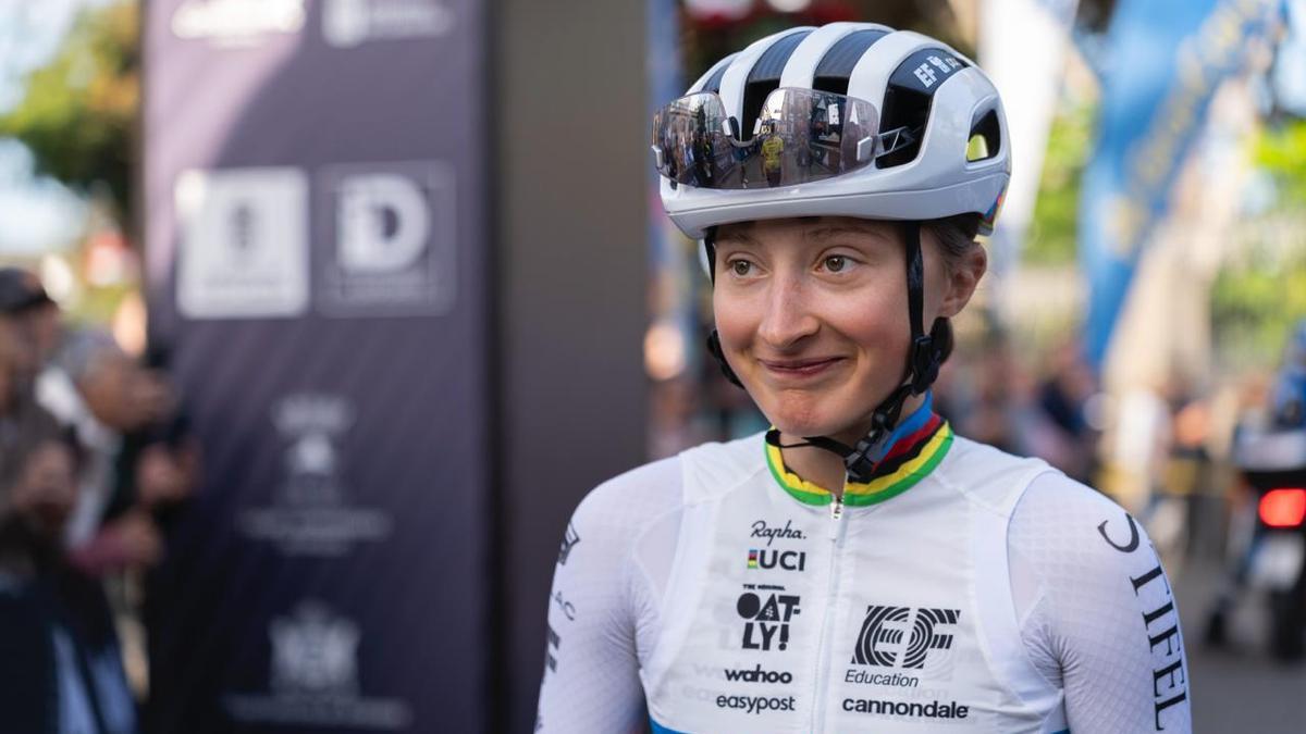 Magdeleine Vallieres con su mailliot arcoíris durante la Gran Canari Bike Week.