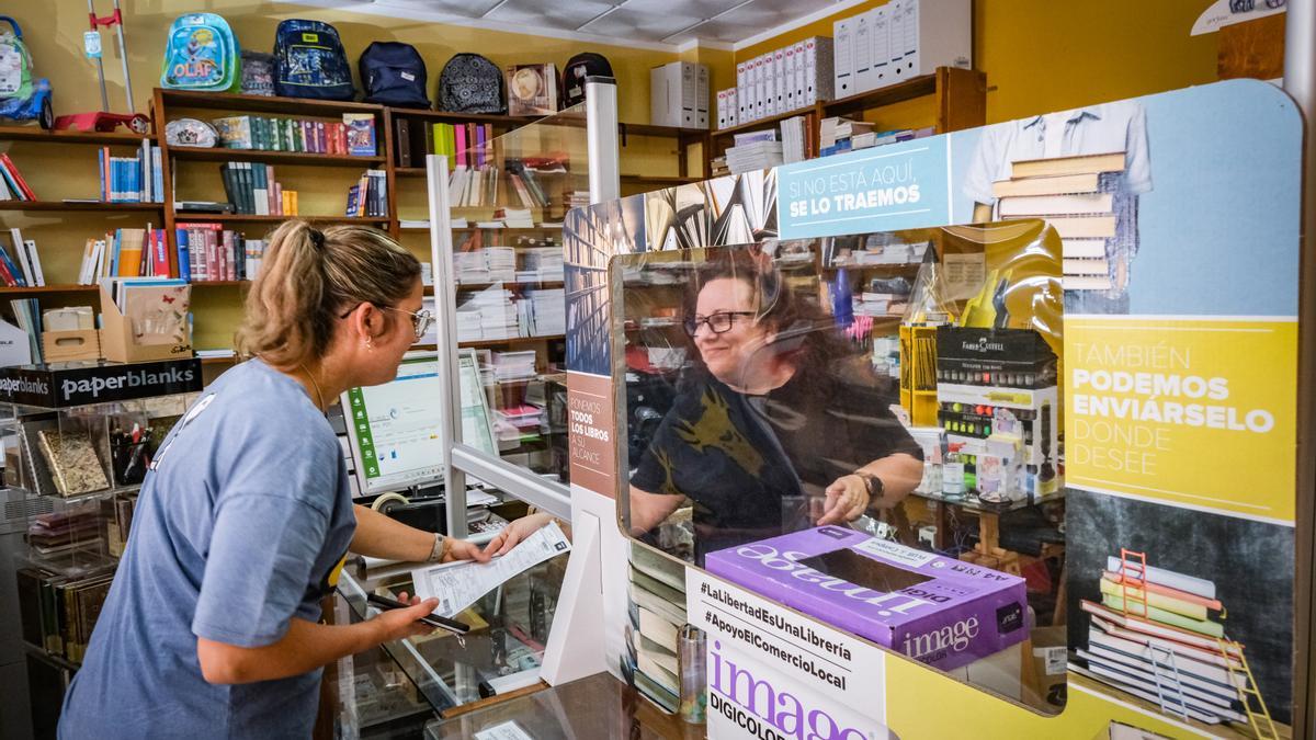 Silvia Moruno, propietaria de Librería Ibérica, atiende a una clienta.