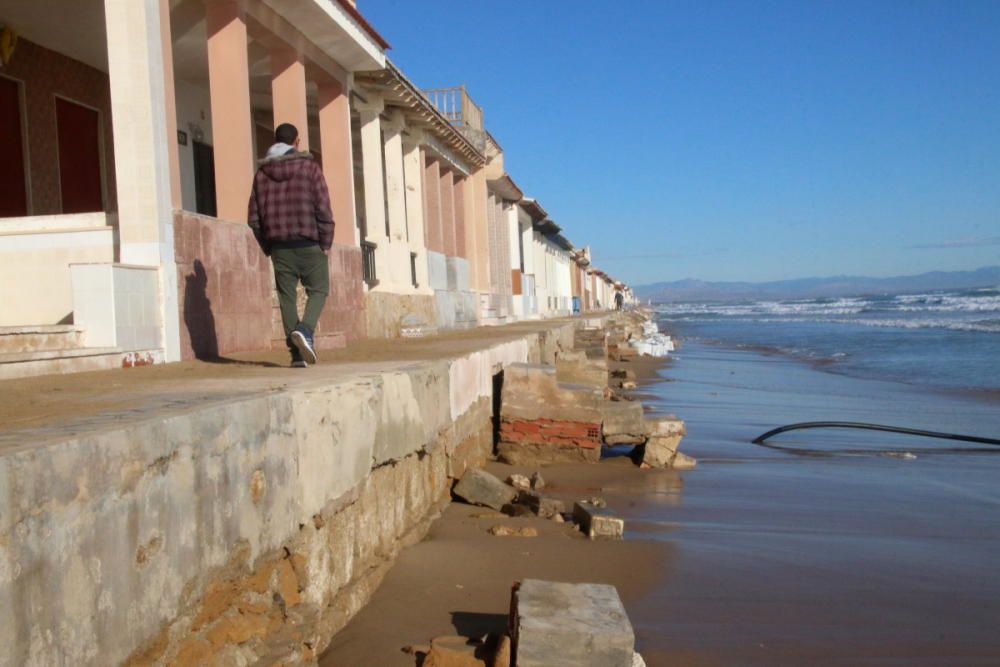 Las casas sufren derrumbes y el mar destruye porches y aceras y abre grandes socavones