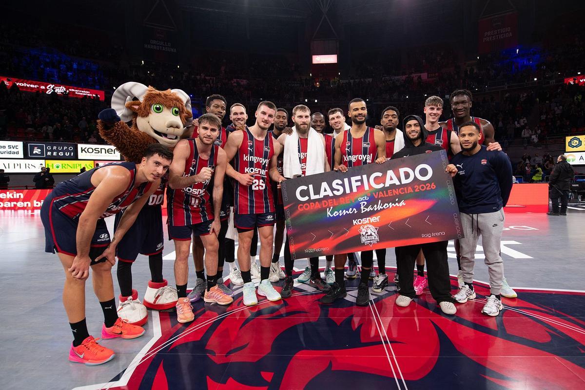 El Baskonia celebra la clasificación para la Copa